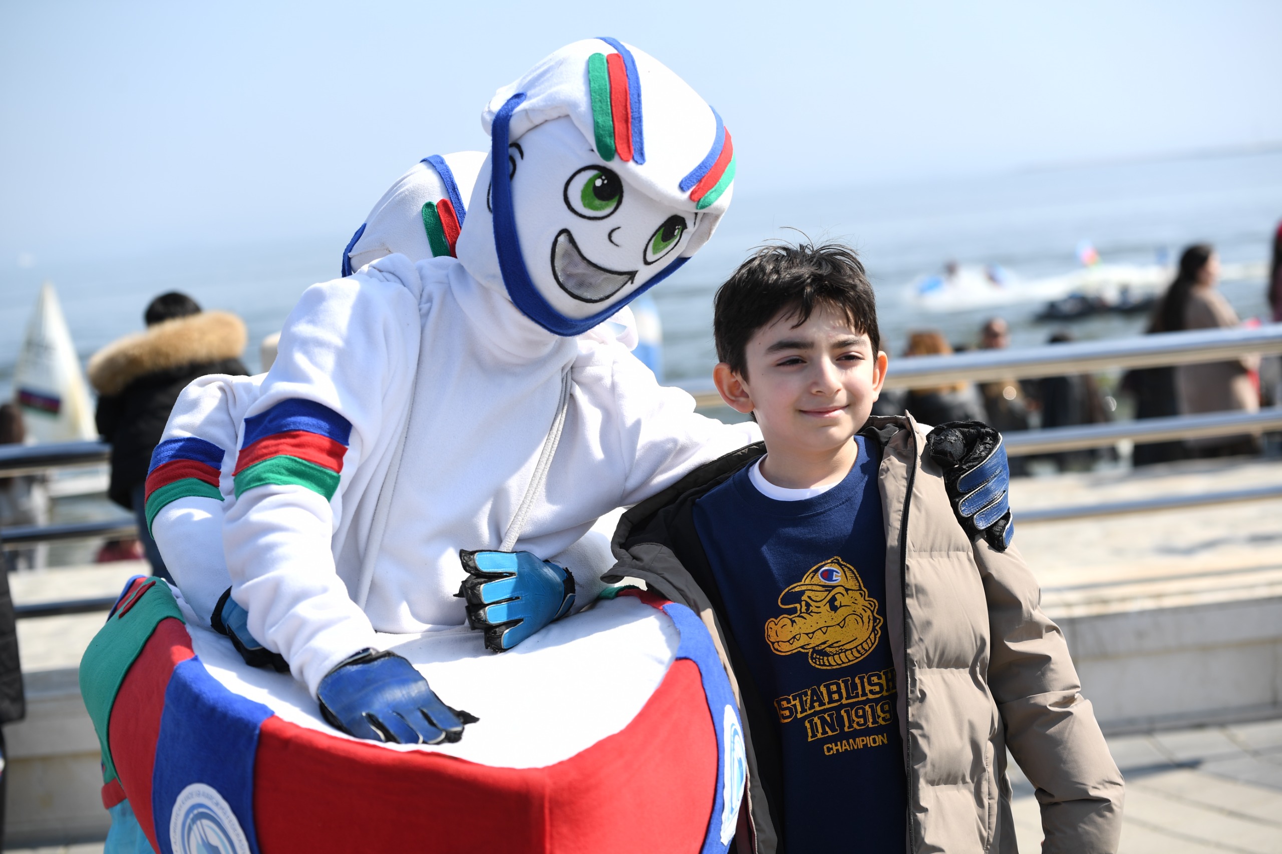 Bakıda Xəzərin suları avarçəkmə və yelkənli qayıqlarla bəzəndi (FOTO)